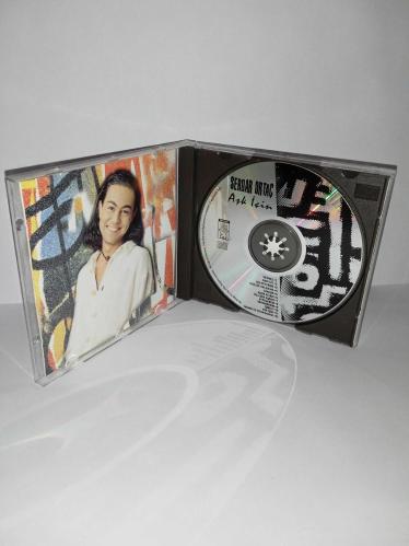 CD Serdar Ortaç Aşk için / ilk albümü. Orijinal 1994 DESTAN ALMAN baskı sarı bandrollü dönem albüm. Disk 10 üzerinden 9.5 temiz sorunsuz çalışıyor. Kartonet tertemiz koleksiyonluk   Değmez, Hadi Git, Deliriyorum, Sevişen Dalgalar, Zakkum, Aşkın Kitabı, Özledim Aşkını, Affedemem, Karabiberim, İçmeli, Aşk İçin, Taşıma Su (Tashımashu).