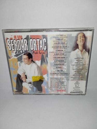 CD Serdar Ortaç Aşk için / ilk albümü. Orijinal 1994 DESTAN ALMAN baskı sarı bandrollü dönem albüm. Disk 10 üzerinden 9.5 temiz sorunsuz çalışıyor. Kartonet tertemiz koleksiyonluk   Değmez, Hadi Git, Deliriyorum, Sevişen Dalgalar, Zakkum, Aşkın Kitabı, Özledim Aşkını, Affedemem, Karabiberim, İçmeli, Aşk İçin, Taşıma Su (Tashımashu).