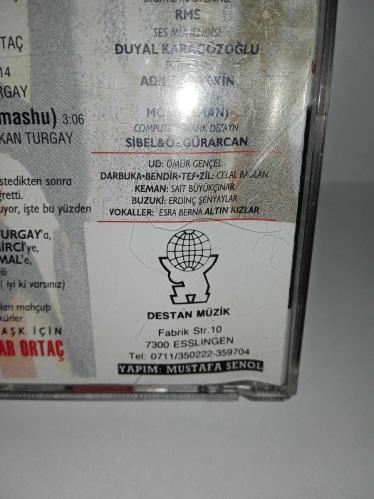 CD Serdar Ortaç Aşk için / ilk albümü. Orijinal 1994 DESTAN ALMAN baskı sarı bandrollü dönem albüm. Disk 10 üzerinden 9.5 temiz sorunsuz çalışıyor. Kartonet tertemiz koleksiyonluk   Değmez, Hadi Git, Deliriyorum, Sevişen Dalgalar, Zakkum, Aşkın Kitabı, Özledim Aşkını, Affedemem, Karabiberim, İçmeli, Aşk İçin, Taşıma Su (Tashımashu).