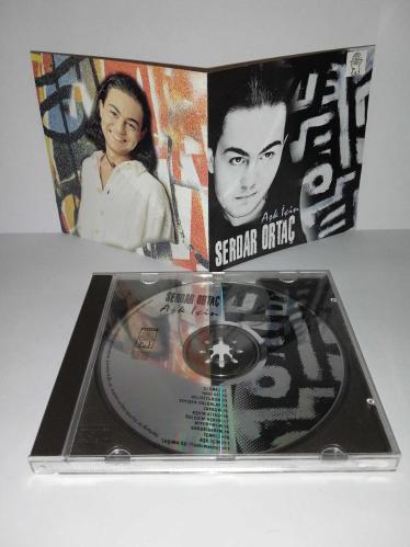CD Serdar Ortaç Aşk için / ilk albümü. Orijinal 1994 DESTAN ALMAN baskı sarı bandrollü dönem albüm. Disk 10 üzerinden 9.5 temiz sorunsuz çalışıyor. Kartonet tertemiz koleksiyonluk   Değmez, Hadi Git, Deliriyorum, Sevişen Dalgalar, Zakkum, Aşkın Kitabı, Özledim Aşkını, Affedemem, Karabiberim, İçmeli, Aşk İçin, Taşıma Su (Tashımashu).