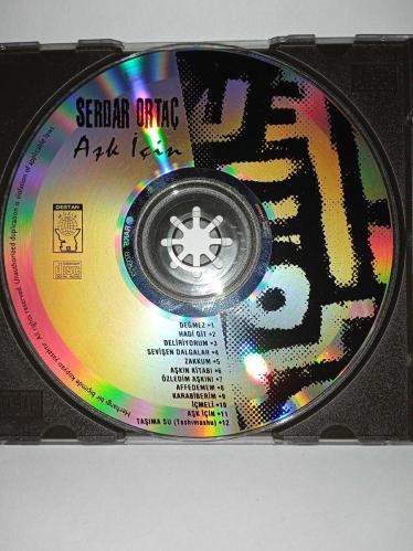 CD Serdar Ortaç Aşk için / ilk albümü. Orijinal 1994 DESTAN ALMAN baskı sarı bandrollü dönem albüm. Disk 10 üzerinden 9.5 temiz sorunsuz çalışıyor. Kartonet tertemiz koleksiyonluk   Değmez, Hadi Git, Deliriyorum, Sevişen Dalgalar, Zakkum, Aşkın Kitabı, Özledim Aşkını, Affedemem, Karabiberim, İçmeli, Aşk İçin, Taşıma Su (Tashımashu).