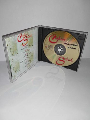 CD Coşkun Sabah Alıştım sana albümü. Orijinal Raks 1993 sarı bandrollü dönem baskı albüm. Disk 10 üzerinden 9.5 temiz sorunsuz çalışıyor. Kartonet temiz koleksiyonluk
