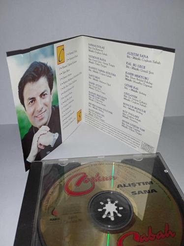 CD Coşkun Sabah Alıştım sana albümü. Orijinal Raks 1993 sarı bandrollü dönem baskı albüm. Disk 10 üzerinden 9.5 temiz sorunsuz çalışıyor. Kartonet temiz koleksiyonluk