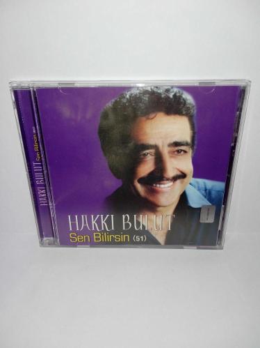 CD Hakkı bulut Sen bilirsin (51) albümü. Orijinal 2004 baskı. Disk 10 üzerinden 9. Sorunsuz çalışıyor.Koleksiyonluk