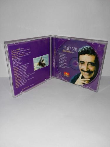 CD Hakkı bulut Sen bilirsin (51) albümü. Orijinal 2004 baskı. Disk 10 üzerinden 9. Sorunsuz çalışıyor.Koleksiyonluk