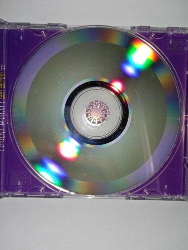 CD Hakkı bulut Sen bilirsin (51) albümü. Orijinal 2004 baskı. Disk 10 üzerinden 9. Sorunsuz çalışıyor.Koleksiyonluk