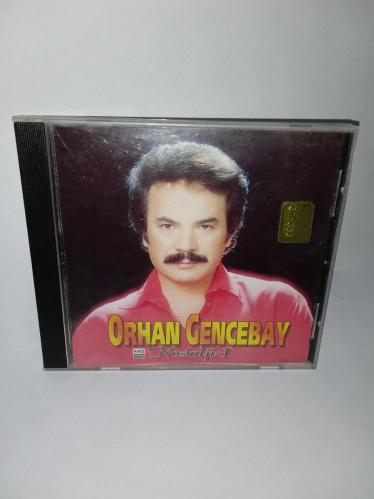 CD Orhan Gencebay Nostalji 1 albümü. Orijinal Harika 1998 sarı bandrollü dönem baskı albüm. ULTRA NADİR.  Bir Teselli Ver, Sev Dedi Gözlerim, Beni de Allah Yarattı, Severek Ayrılalım, Ümitsiz Aşk, Aşk Pınarı, Kaderimin Oyunu, Bağrıma Taş Bastım, Yorgun Gözlerim, Ben Eski Halimle Daha Mesuttum