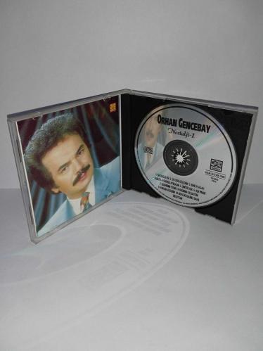 CD Orhan Gencebay Nostalji 1 albümü. Orijinal Harika 1998 sarı bandrollü dönem baskı albüm. ULTRA NADİR.  Bir Teselli Ver, Sev Dedi Gözlerim, Beni de Allah Yarattı, Severek Ayrılalım, Ümitsiz Aşk, Aşk Pınarı, Kaderimin Oyunu, Bağrıma Taş Bastım, Yorgun Gözlerim, Ben Eski Halimle Daha Mesuttum