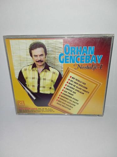 CD Orhan Gencebay Nostalji 1 albümü. Orijinal Harika 1998 sarı bandrollü dönem baskı albüm. ULTRA NADİR.  Bir Teselli Ver, Sev Dedi Gözlerim, Beni de Allah Yarattı, Severek Ayrılalım, Ümitsiz Aşk, Aşk Pınarı, Kaderimin Oyunu, Bağrıma Taş Bastım, Yorgun Gözlerim, Ben Eski Halimle Daha Mesuttum