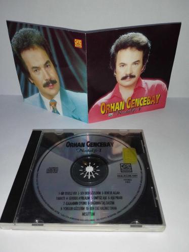 CD Orhan Gencebay Nostalji 1 albümü. Orijinal Harika 1998 sarı bandrollü dönem baskı albüm. ULTRA NADİR.  Bir Teselli Ver, Sev Dedi Gözlerim, Beni de Allah Yarattı, Severek Ayrılalım, Ümitsiz Aşk, Aşk Pınarı, Kaderimin Oyunu, Bağrıma Taş Bastım, Yorgun Gözlerim, Ben Eski Halimle Daha Mesuttum