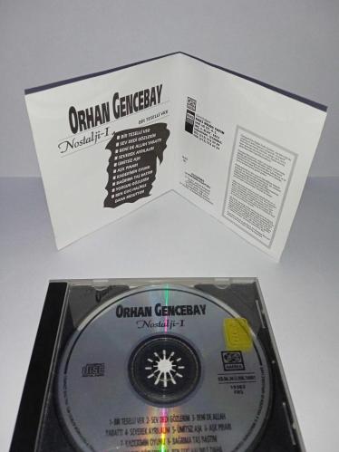 CD Orhan Gencebay Nostalji 1 albümü. Orijinal Harika 1998 sarı bandrollü dönem baskı albüm. ULTRA NADİR.  Bir Teselli Ver, Sev Dedi Gözlerim, Beni de Allah Yarattı, Severek Ayrılalım, Ümitsiz Aşk, Aşk Pınarı, Kaderimin Oyunu, Bağrıma Taş Bastım, Yorgun Gözlerim, Ben Eski Halimle Daha Mesuttum