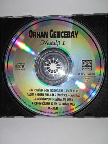 CD Orhan Gencebay Nostalji 1 albümü. Orijinal Harika 1998 sarı bandrollü dönem baskı albüm. ULTRA NADİR.  Bir Teselli Ver, Sev Dedi Gözlerim, Beni de Allah Yarattı, Severek Ayrılalım, Ümitsiz Aşk, Aşk Pınarı, Kaderimin Oyunu, Bağrıma Taş Bastım, Yorgun Gözlerim, Ben Eski Halimle Daha Mesuttum