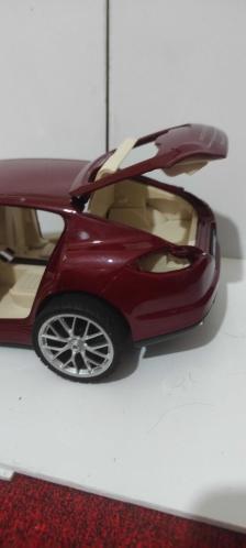 Porsche panamera eksikli 1/18 scala