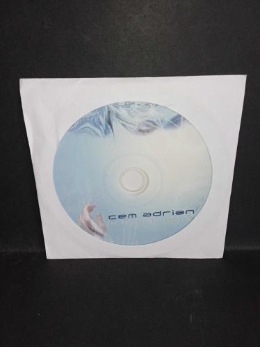 Cd Cem Adrian Ben bu şarkıyı sana yazdım. Orijinal. Kartoneti yok. Dinlemeyi etkilemeyen yoğun çizikler var. Sorunsuz çalışıyor.