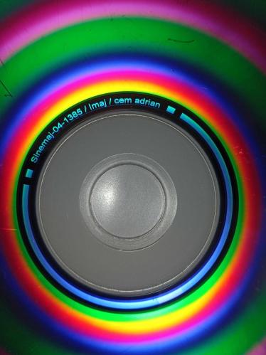 Cd Cem Adrian Ben bu şarkıyı sana yazdım. Orijinal. Kartoneti yok. Dinlemeyi etkilemeyen yoğun çizikler var. Sorunsuz çalışıyor.