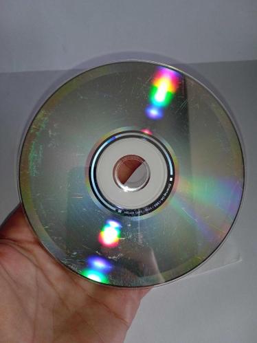 Cd Cem Adrian Ben bu şarkıyı sana yazdım. Orijinal. Kartoneti yok. Dinlemeyi etkilemeyen yoğun çizikler var. Sorunsuz çalışıyor.