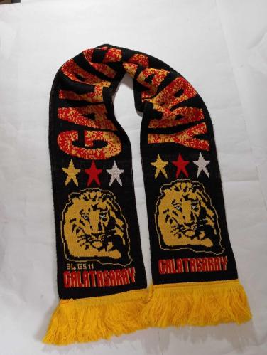 Eskilerden çift taraflı örme Galatasaray GS atkı. Resimlerdeki haliyle koleksiyon dekorluk kullanimlik