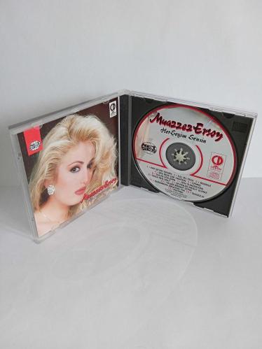 CD Herşeyim Sensin Muazzez Ersoy Her Şeyim sensin albümü. Orijinal 1992 NET SES GmbH ALMAN baskı dönem albüm. Disk 10 üzerinden 9 sorunsuz çalışıyor. ULTRA NADİR Koleksiyonluk