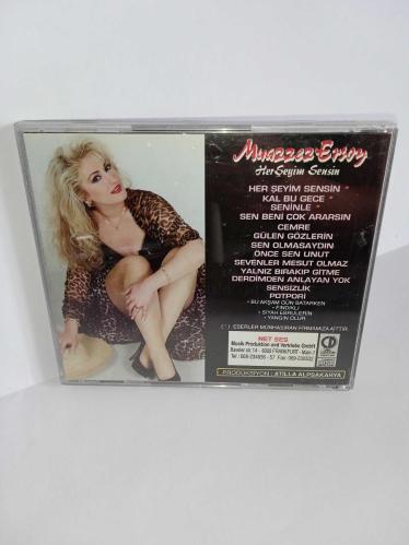 CD Herşeyim Sensin Muazzez Ersoy Her Şeyim sensin albümü. Orijinal 1992 NET SES GmbH ALMAN baskı dönem albüm. Disk 10 üzerinden 9 sorunsuz çalışıyor. ULTRA NADİR Koleksiyonluk