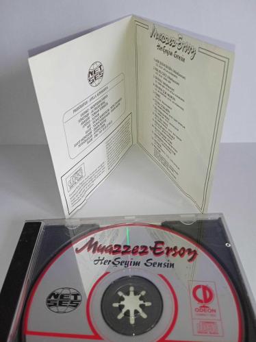 CD Herşeyim Sensin Muazzez Ersoy Her Şeyim sensin albümü. Orijinal 1992 NET SES GmbH ALMAN baskı dönem albüm. Disk 10 üzerinden 9 sorunsuz çalışıyor. ULTRA NADİR Koleksiyonluk