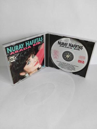 CD Nuray Hafiftaş arada Bir albümü. Orijinal 1993 NET SES GmbH ALMAN baskı dönem albüm. Disk 10 üzerinden 9 sorunsuz çalışıyor. NADİR Koleksiyonluk