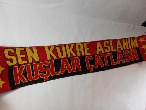 Eskilerden Galatasaray GS atkı. Resimlerdeki haliyle koleksiyon dekorluk kullanimlik