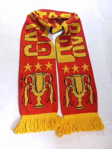 Eskilerden Galatasaray GS atkı. Resimlerdeki haliyle koleksiyon dekorluk kullanimlik