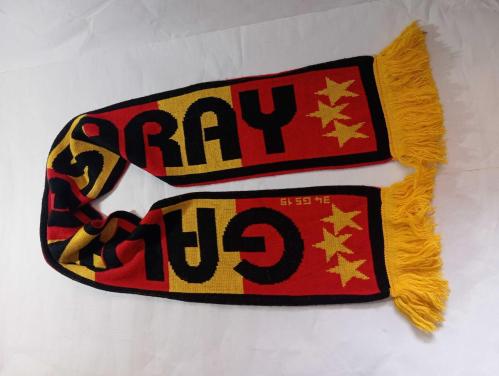 Eskilerden Galatasaray GS atkı. Resimlerdeki haliyle koleksiyon dekorluk kullanimlik