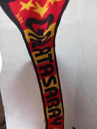 Eskilerden Galatasaray GS atkı. Resimlerdeki haliyle koleksiyon dekorluk kullanimlik