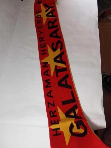 Galatasaray GS atkı. Resimlerdeki haliyle koleksiyon dekorluk kullanimlik