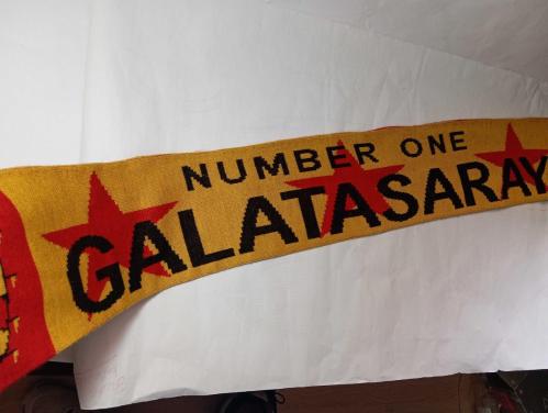 Galatasaray GS atkı. Resimlerdeki haliyle koleksiyon dekorluk kullanimlik