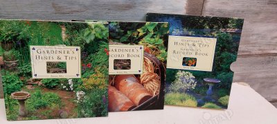 Gardener's Hints & Tips and Record Book (HardCover Box)