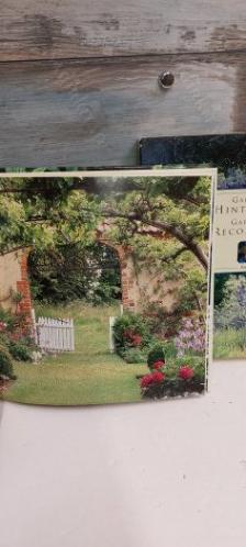 Gardener's Hints & Tips and Record Book (HardCover Box)