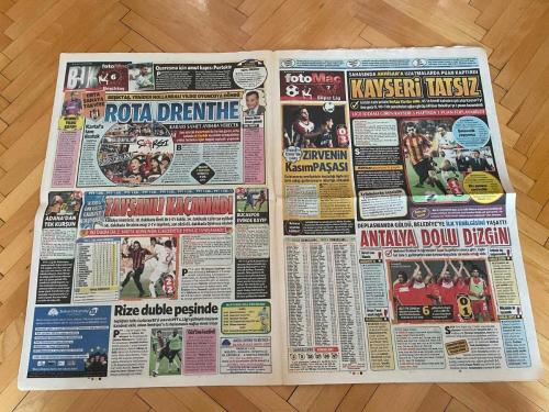 FOTOMAÇ GAZETESİ - 2 EYLÜL 2012 - NİŞANCI - MEİRELES FENERBAHÇE'DE - SANTOS GALATASARAY'A İMZAYA GELİYOR - YOLUN BAŞINDAYIZ - ÇETE'NİN REİSİ BENİM - ROTA DRENTHE - KAYSERİ TATSIZ - ARENA'DA ZOR AV - FATİH TERİM - SAMET AYBABA - FERNANDES - UĞUR BORAL - ŞENOL GÜNEŞ - AYKUT KOCAMAN - ÜNAL AYSAL - FİKRET ORMAN - MEİRELES - CRISTIAN BARONI - DİRK KUYT - VOLKAN DEMİREL - MILAN BAROS - ALBERT RIERA - ANDRE SANTOS - UJFALUSI - SNEIJDER - MARC JANKO - EMERSON - SERDAR KURTULUŞ - MERT AYDIN - TURGAY DEMİR - GÖKHAN DİNÇ - TALAT ASAL - BÜLENT DERİS - LOIC REMY - KENAN ERGÜN - EFE UYSAL - CURTIS JERRELS - ŞENOL GÜNEŞ - ONUR KIVRAK - SOL BAMBA - CZEK - COLMAN - VİTTEK - MEHMET SEDEF - ERKAN ZENGİN - KAMARA - HECTOR CUPER - SERTAN VARDAR - FATİH TERİM - DANY - AMRABAT - GARETH BALE - DEMBELE - DEMPSEY - SIGURDSSON - ALEX FERGUSON - JOSE MOURINHO - MARIA SHARAPOVA - SASHA VUJACIC