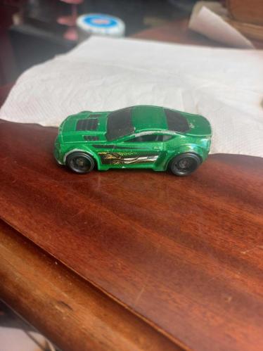 metalik yeşil renkteki Hot Wheels Torque Twister modeli