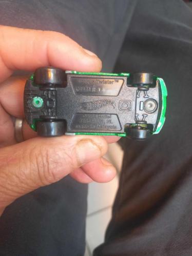 metalik yeşil renkteki Hot Wheels Torque Twister modeli