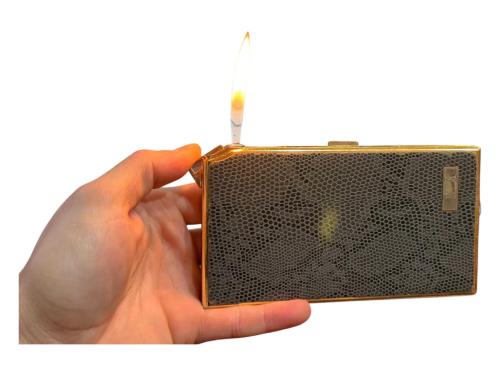 colibri tabakalı çakmak pirinç üzeri yılan derisi kaplamalı çalışır durumda 14 cm 8 cm ölçülerinde