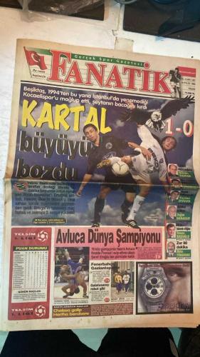 FANATİK SPOR GAZETESİ - TURKISH NEWSPAPER - DOĞUM GÜNÜ HEDİYESİ  - EKSİKSİZ TAM TAKIM GAZETE - 26 EYLÜL 1999 - SAYI:1406 - BEŞİKTAŞ - KOCAELİSPOR - ERTUĞRUL - MÜNCH - İLKER - BRIEGEL - AHMED DURSUN - SERDAR - SHORUNMU - YASİN - SELLAMİ - STINGACIU - ZEKİ - NAZMİ AVLUCa - ŞEREF EROĞLU - HAKKI BAŞAR - HAMZA YERLİKAYA - GÜVEN TANER - TAYLAN UYGUR - DOĞAN BABACAN - YEMEN EKŞİOĞLU - METİN TÜKENMEZ - RAHMAN SAĞIROĞLU - BU VATAN - GERÇEK SPOR GAZETESİ - FANATIK - HEPİMİZİN - KARTAL BÜYÜYÜ BOZDU - KARTALI ERTUĞRUL UÇURDU - SÖKE SÖKE - KARTAL TAM GAZ - BEŞİKTAŞ’A BU YAKIŞIR - HAVAYA GİRDİLER - KOCAELİ’NE DESTEK - AVRUPA ŞAMPİYONU NAZMİ AVLUCa - DURAN TOP BECERİSİ - ELEMTEREFİS - SÜPER SOLAK İŞBAŞINDA - CİM BOM MAÇ FAZLASIYLA LİDER - FENERBAHÇE ALTAY ÖNÜNDE - BEŞİKTAŞ DENİZLİSPOR’U HAVALANDIRDI - BRUNO’DA PROBLEM YOK - BAŞKAN YILDIRIM’DAN SON UYARI - MAZERET İSTEMEM - TARAFTAR BAŞARI İSTİYOR - ZORLU MAÇLAR GALATASARAY ROBOT GİBİ - CHELSEA GALİP - HERTHA BERABERE - BEŞİKTAŞ - KOCAELİSPOR - 1-0 -