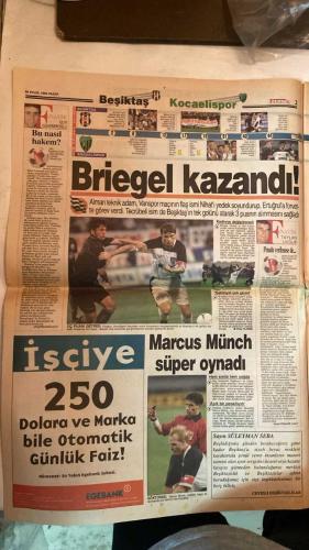 FANATİK SPOR GAZETESİ - TURKISH NEWSPAPER - DOĞUM GÜNÜ HEDİYESİ  - EKSİKSİZ TAM TAKIM GAZETE - 26 EYLÜL 1999 - SAYI:1406 - BEŞİKTAŞ - KOCAELİSPOR - ERTUĞRUL - MÜNCH - İLKER - BRIEGEL - AHMED DURSUN - SERDAR - SHORUNMU - YASİN - SELLAMİ - STINGACIU - ZEKİ - NAZMİ AVLUCa - ŞEREF EROĞLU - HAKKI BAŞAR - HAMZA YERLİKAYA - GÜVEN TANER - TAYLAN UYGUR - DOĞAN BABACAN - YEMEN EKŞİOĞLU - METİN TÜKENMEZ - RAHMAN SAĞIROĞLU - BU VATAN - GERÇEK SPOR GAZETESİ - FANATIK - HEPİMİZİN - KARTAL BÜYÜYÜ BOZDU - KARTALI ERTUĞRUL UÇURDU - SÖKE SÖKE - KARTAL TAM GAZ - BEŞİKTAŞ’A BU YAKIŞIR - HAVAYA GİRDİLER - KOCAELİ’NE DESTEK - AVRUPA ŞAMPİYONU NAZMİ AVLUCa - DURAN TOP BECERİSİ - ELEMTEREFİS - SÜPER SOLAK İŞBAŞINDA - CİM BOM MAÇ FAZLASIYLA LİDER - FENERBAHÇE ALTAY ÖNÜNDE - BEŞİKTAŞ DENİZLİSPOR’U HAVALANDIRDI - BRUNO’DA PROBLEM YOK - BAŞKAN YILDIRIM’DAN SON UYARI - MAZERET İSTEMEM - TARAFTAR BAŞARI İSTİYOR - ZORLU MAÇLAR GALATASARAY ROBOT GİBİ - CHELSEA GALİP - HERTHA BERABERE - BEŞİKTAŞ - KOCAELİSPOR - 1-0 -