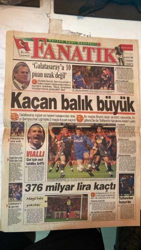 FANATİK SPOR GAZETESİ - TURKISH NEWSPAPER - DOĞUM GÜNÜ HEDİYESİ  - EKSİKSİZ TAM TAKIM GAZETE - 30 EYLÜL 1999 - SAYI:1411 - FENERBAHÇE - MTK BUDAPEŞTE - OGÜN - PREKO - SAFFET - OULARE - MOLDOVAN - BOLİÇ - MURAT YAKIN - RIDVAN DİLMEN - RÜŞTÜ - CEMİL TURAN - ALİ YILDIRIM - GALATASARAY - CHELSEA - HAGİ - HAKAN ŞÜKÜR - HAKAN ÜNSAL - ARİF - TAFFAREL - BRUNO - TERİM - VIALLI - MUSTAFA DENİZLİ - NECİL ÜLGEN - MEHMET Y. YILMAZ - COŞKUN ÖZARI - İSMET TONGO - OSMAN TANBURACI - OĞUZ DİZER - METİN TÜKENMEZ - EROL DEMİRKOL - VEDAT DANACI - YUSUF DURSUN - BU VATAN - GERÇEK SPOR GAZETESİ - FANATIK - HEPİMİZİN - MACARLAR İDDİALI GELDİ - MÜJDE: OGÜN VE PREKO İLK 11’DE - YİNE UEFA OYUNU - AL GİBİ GOLÜMÜZ VERİLMEDİ - BUNUN HESABI SORULACAK - TAFFAREL ATILMASA CHELSEA 6 GOL YERDİ - BURSA ÜZERİNDEKİ ÖLÜ TOPRAĞINI ATTI - EFES PİLSEN BOLOGNA ÖNÜNDE TUTUNAMADI - BU GOL DEĞİL Mİ? - TRABZON SÜPER OLACAK - ANKARAGÜCÜ-ATLETICO MADRID 0-3 - GALATASARAY’A 10 PUAN UZAK DEĞİL - HERTHA DAHA ORGANİZE - GERİYE GİDİŞ YOK
