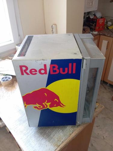 Red bull mini buzdolabı.CALİSMİYİYOR.. BU ŞEKİLDE TARAFIMA GELDİ. SORUN NEDİR BİLGİM YOK