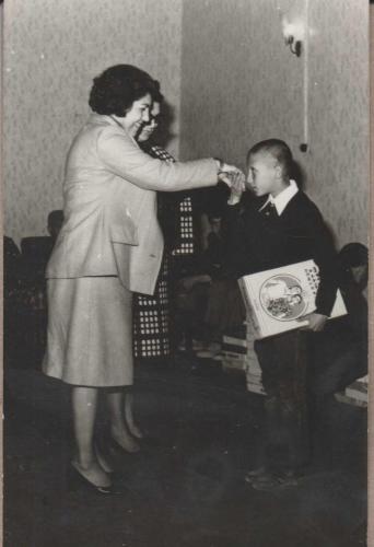 1974 YILI TEKİRDAĞ YURT ÇOCUKLARINA GÖMLEK DAĞITILIRKEN HATIRA POZU SİYAH BEYAZ FOTOĞRAF