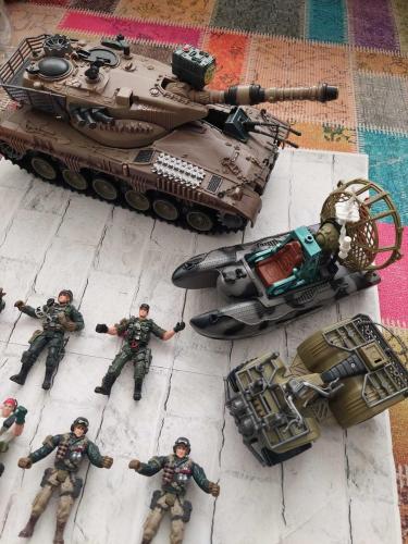 Koleksiyonluk Büyük Boy Askeri Tank, Bot, Atv ve Asker Figürleri Lotu (Haliyle)