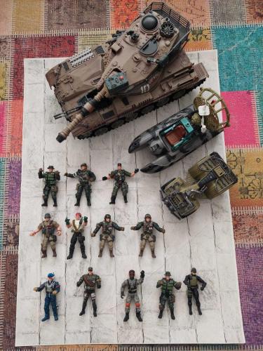 Koleksiyonluk Büyük Boy Askeri Tank, Bot, Atv ve Asker Figürleri Lotu (Haliyle)