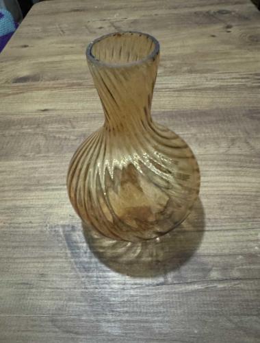 Vintage Kehribar Rengi Burgulu Cam Abajur / Gaz Lambası Fanusu Görsellerde detayları görünen, çok şık kehribar tonlarında, kendinden burgu desenli nostaljik cam fanus. İster abajur yedek camı, ister gaz lambası fanusu veya dekoratif vazo/obje olarak kullanılabilir. Herhangi bir kırık, çatlak veya deformasyonu yoktur, temiz durumdadır.  Boy: 19 cm  Alt Ağız Çapı: 8 cm  Üst Ağız Çapı: 4,5 cm